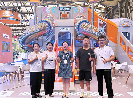 Qilong triunfa en la Expo IAAPA Asia 2025 en Shanghái.